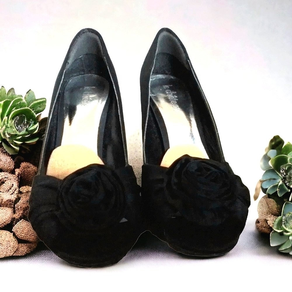 LE CHATEAU WOMENS BLACK OPRN TOE HEELS WITH ROSE BOW
